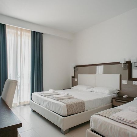 Hotel Baia Marina คูปรา มาริตติมา ภายนอก รูปภาพ