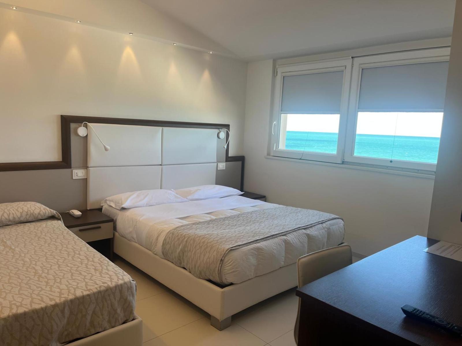 Hotel Baia Marina คูปรา มาริตติมา ภายนอก รูปภาพ